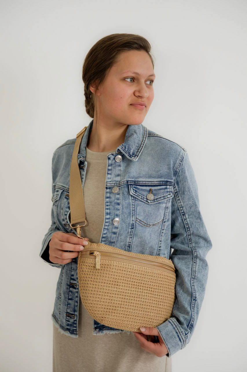 Raffia Crossbody Bag in Natural