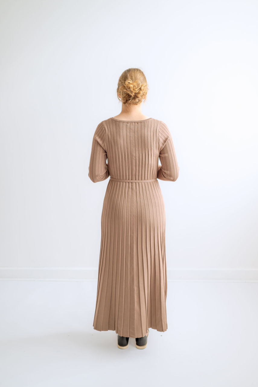 Vermont Pleated Maxi Dress in Gingerbread